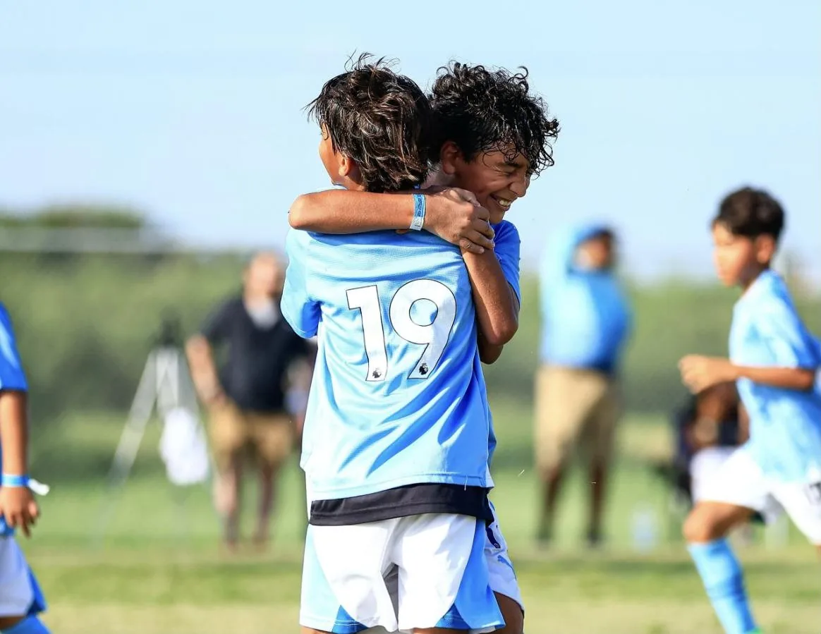 Dos jugadores de Q7 Sports se abrazan después de un partido